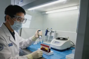 克隆进化示意图：展示治疗压力下耐药克隆筛选过程