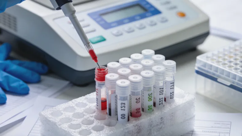 胃镜医生正在对胃部病灶进行活检操作