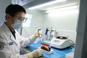 医生与患者共同查看病理报告