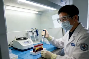 医生与患者讨论胸腔积液示意图