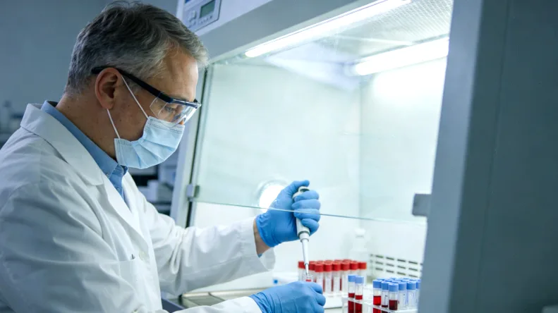 医生与患者共同查看基因检测报告