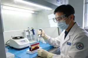 医生与患者讨论家族遗传树谱图