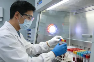 医生与患者共同查看影像片子的温馨场景