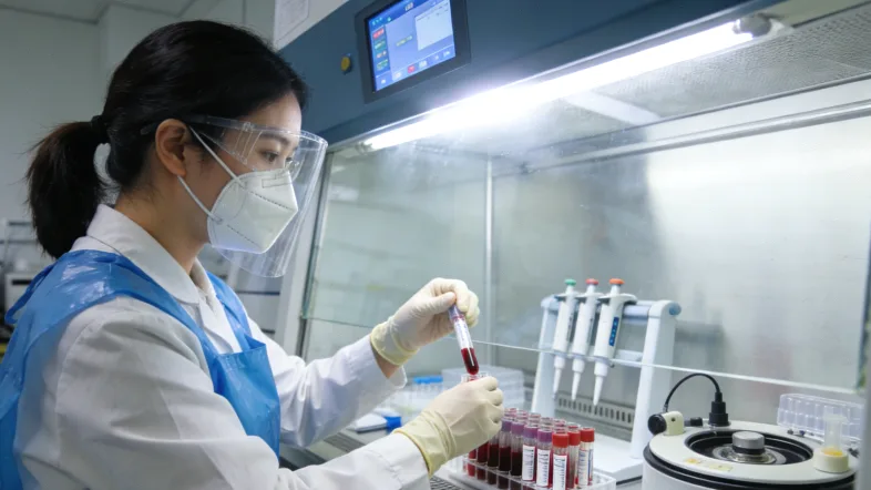 患者缓慢起床示意图，标注“动作放缓”