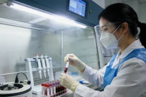 医生与患者沟通基因检测报告的场景