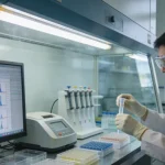 医生与患者共同查看基因检测报告