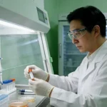 一位患者正在阅读基因检测报告的特写