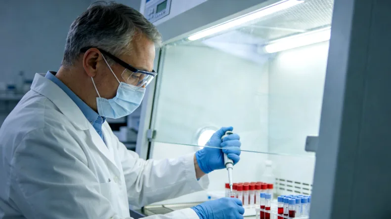 靶向药物精准作用于癌细胞示意图