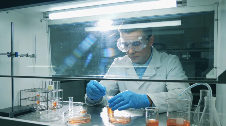 眼底镜下显示的Alport综合征视网膜斑点样改变