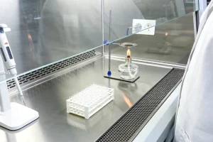 医生与家长查看基因检测报告沟通示意图