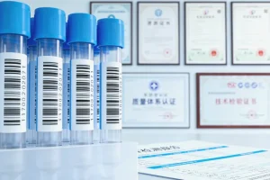 护士轻柔地为水肿婴儿测量腿围