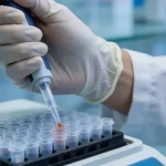 遗传咨询师与夫妇沟通基因报告场景