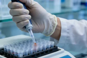 遗传咨询师与夫妇沟通基因报告场景