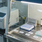 肾内科医生与患者沟通病情示意图