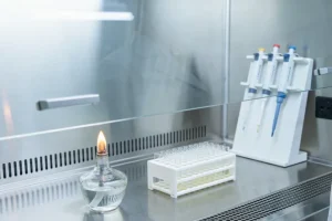 指甲-髌骨综合征患者典型的拇指指甲发育不良示意图