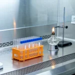 白化病儿童穿戴防晒帽与长袖衣物