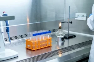 白化病儿童穿戴防晒帽与长袖衣物