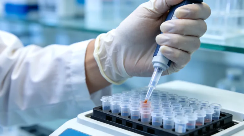 专业护理人员为EB患儿进行精细伤口换药