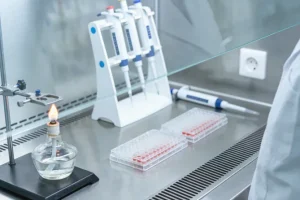 一位EB患儿的手部特写，展示指间挛缩与瘢痕