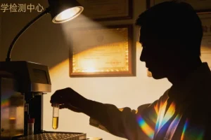 婴儿前额白色斑块与白色额发特写