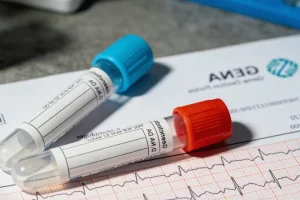 斑驳病患儿典型额部白发与面部白斑示意图