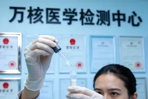 外胚层发育不良患者典型的口内牙齿稀疏锥形牙照片