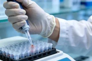 医生正在为婴儿进行无创性出汗功能测试