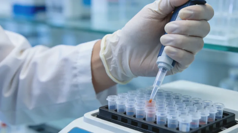 婴幼儿进行听性脑干反应（ABR）检测场景