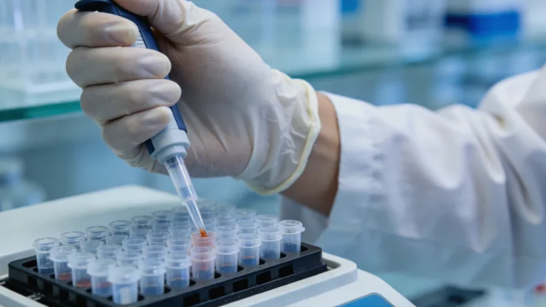 生长曲线图显示患儿生长迟缓趋势