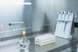 正常与异常CFTR蛋白功能对比示意图