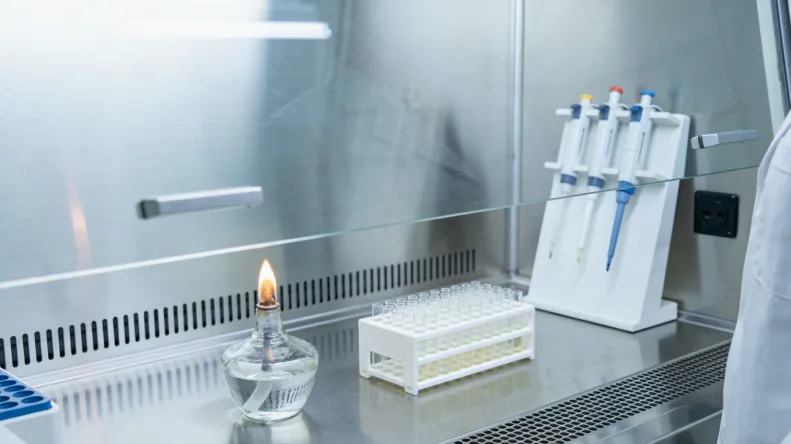 正常与异常CFTR蛋白功能对比示意图