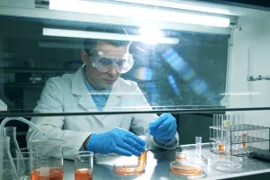 多学科医生围绕患儿家庭讨论的示意图