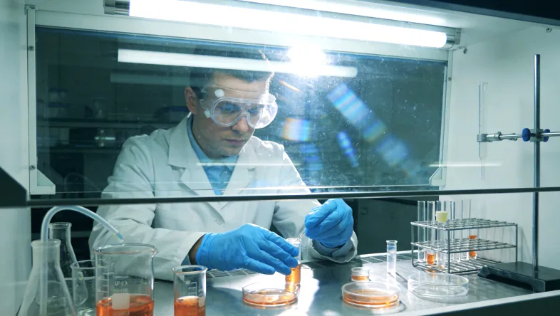 多学科医生围绕患儿家庭讨论的示意图