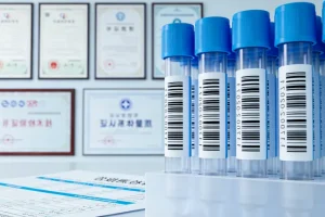 遗传咨询门诊场景，医生与夫妇沟通