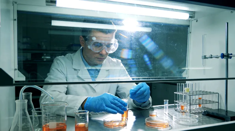 医生与患者共同查看基因检测报告