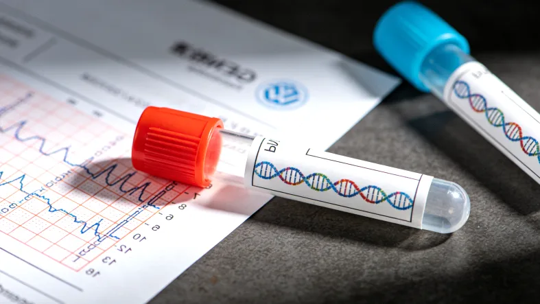 一位患者正在医生指导下阅读基因检测报告