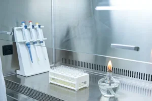 CT引导下肺部肿瘤穿刺活检示意图