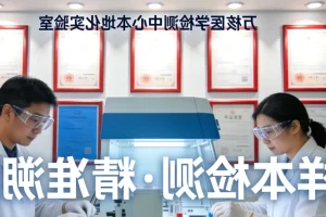 医生与患者共同查看基因检测报告