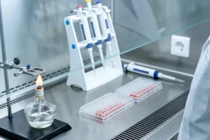 医生与患者共同查看基因检测报告并讨论