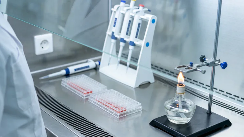 医生在超声引导下进行肺组织穿刺活检