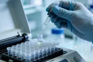 医生与患者共同查看基因检测报告