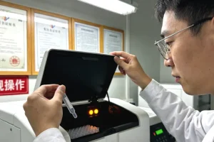 显微镜下的肺癌组织切片与基因序列图