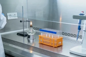 医生与患者共同查看CT影像讨论手术方案