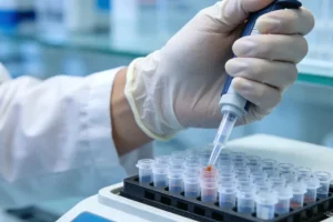 医生与患者共同查看基因检测报告和肝功能化验单