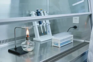 医生在急诊室评估咳血患者示意图