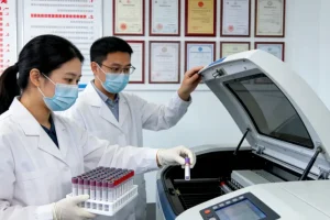 患者与医生讨论基因检测报告的场景