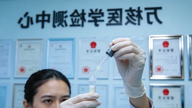 对比图：左边是“绝对禁忌”警示牌，右边是“风险提示”放大镜