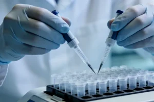 一份显示数百种食物条目的检测报告列表特写