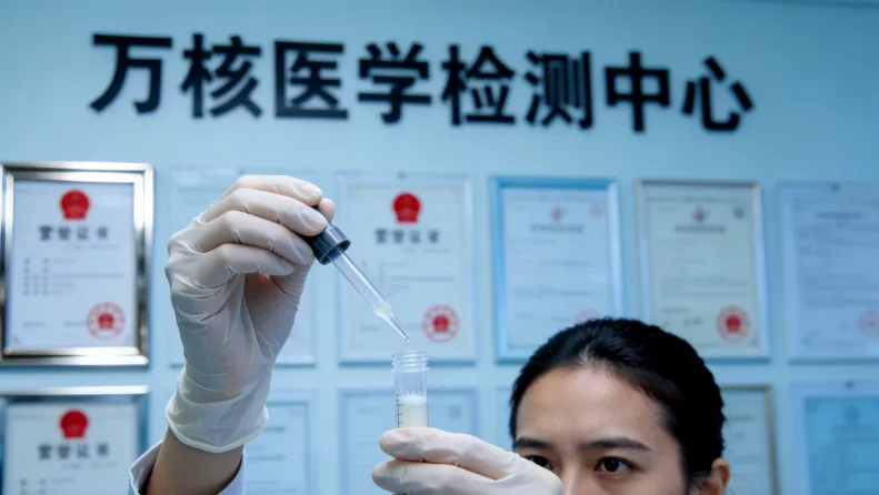 医生与患者沟通用药方案的场景