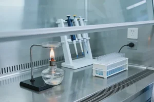 医生与患者共同查看基因检测报告